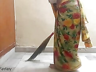 Apni Desi Maid Ko Paiso Ka Lalach Dekar Choda