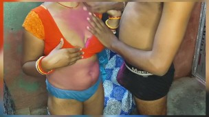 Holi me bhabhi ki choli me rang lagai aur Desi style me chudai ki