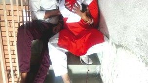 लड़की स्कूल की सीढ़ियों में चुद गयी क्लासमेट से