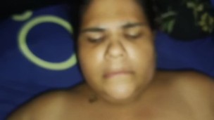 Miro a mi hijastra tacando su coño tan rico que no puedo soportarlo más y termino cogiéndole su coño